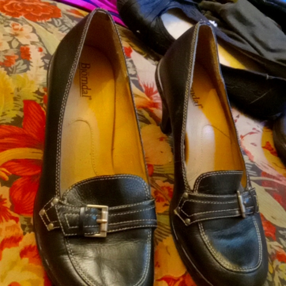 Size 8 women's low heel